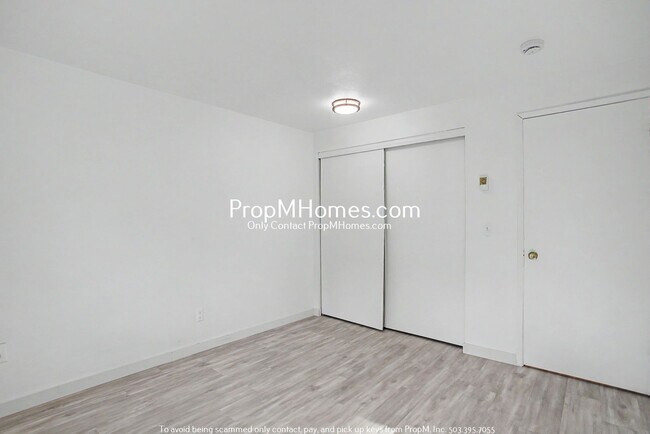 Building Photo - Updated Two Bedroom Duplex in Sellwood - Garage Included!