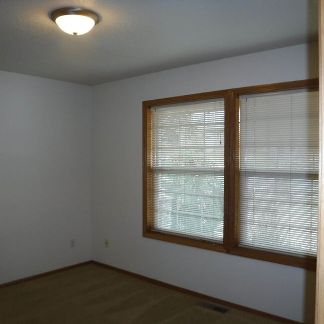 Building Photo - Single Level 3 Bed/2 Bath Home in SE Bend - Conifer Ave