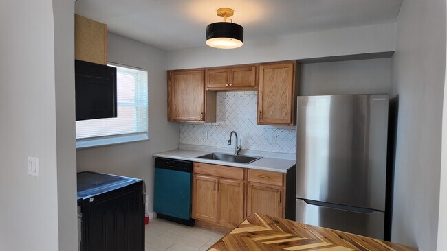 Building Photo - Freshly Renovated 2-Bed Gem with Artistic Finishes + Garage Option in Cincinnati