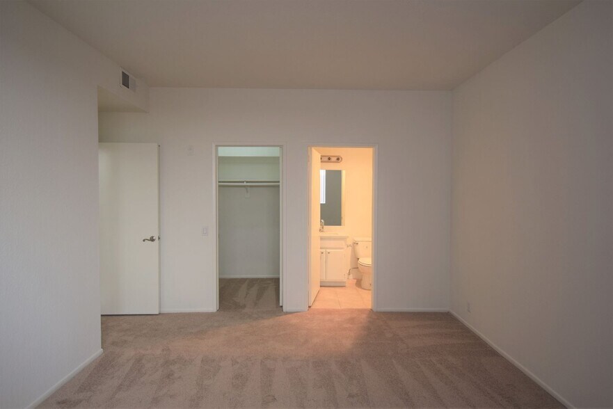 Building Photo - 11107 La Maida St