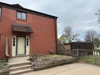 Building Photo - Downtown 3 bed 2 bath townhome *PRICE DROP*