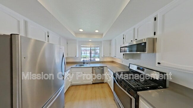 Building Photo - 2102 Cliff Dr