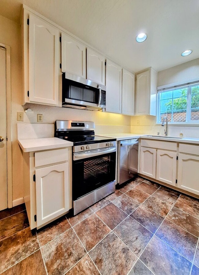 Building Photo - Beautiful Townhouse w/Laundry, Yard, Accepting Cats!