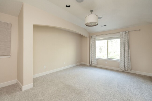 Building Photo - Sun Meadow Home 4 Bed + Bonus + Office + H...