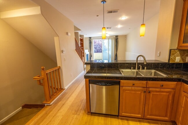 Building Photo - Beautiful 3 bedroom townhouse that is conveniently located