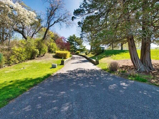 Building Photo - 149 Nanaquaket Rd