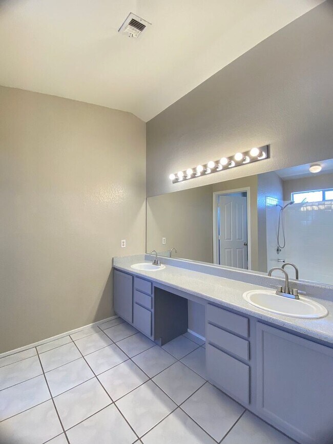 Building Photo - 1425 Spice Sky Dr