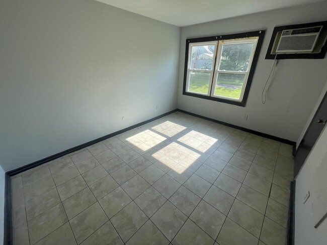 Building Photo - 111-2 Fairweight-