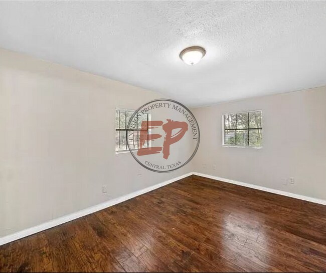 Building Photo - 213 N Oak Dr