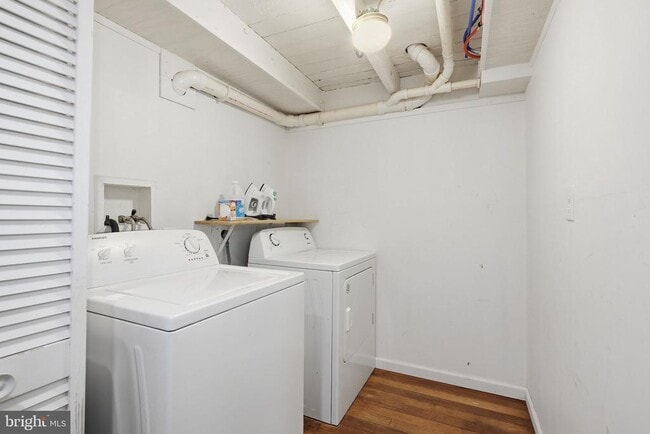 Building Photo - 27 E Broad Way
