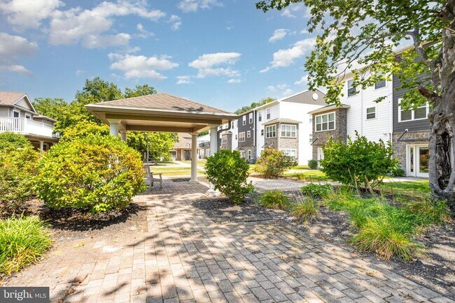 Building Photo - 163 High Pointe Dr