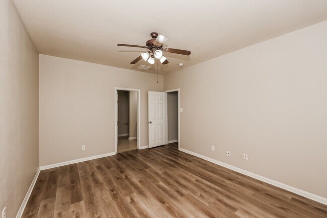 Building Photo - 7423 Oakwood Canyon Dr