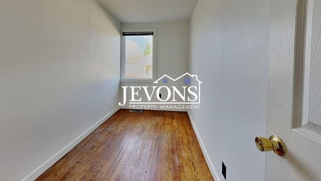 Building Photo - Charming 5-bedroom home near shopping, parks, and University of Puget Sound - Minutes from Cheney...