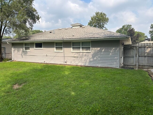 Building Photo - 3 Bedroom, 1 Bathroom Rolling Acres Home F...
