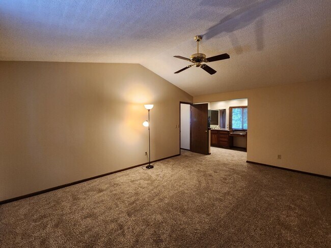 Building Photo - Beautiful 4 Bedroom Home on Cul Du Sac Wit...