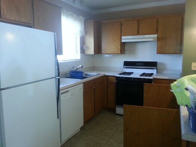 Building Photo - 2 Bed - 1.5 bath - Townhouse Living