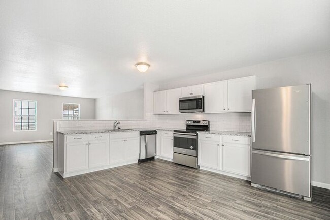 Building Photo - 475 Oak View Dr