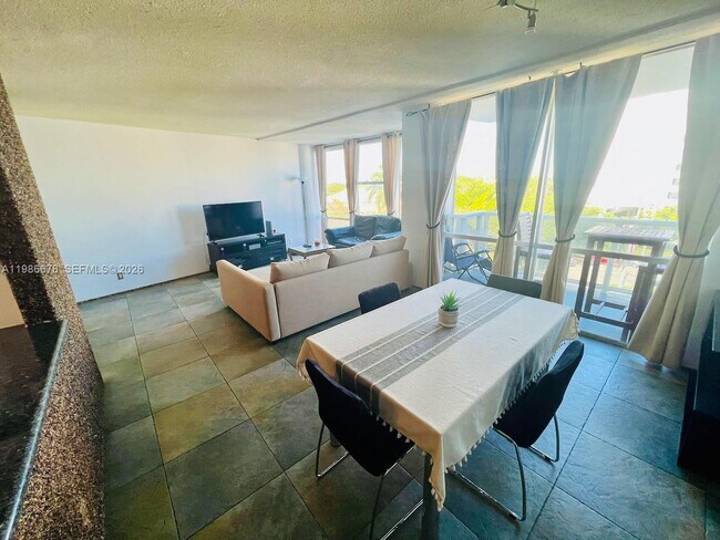 Building Photo - 900 Bay Dr