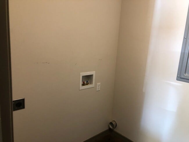 Building Photo - 56 W Center St