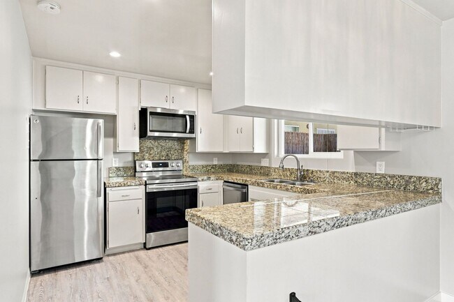 Building Photo - 935 Castlewood Dr