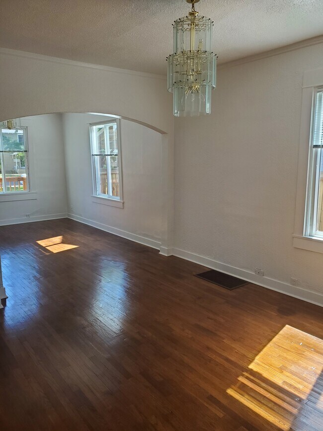 Building Photo - 610 S 8th Ave (C. Lee)