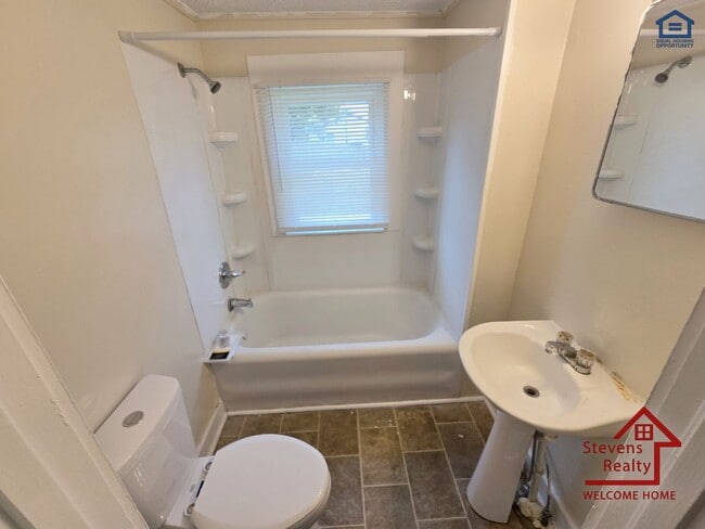 Building Photo - 1364 Crescent Dr