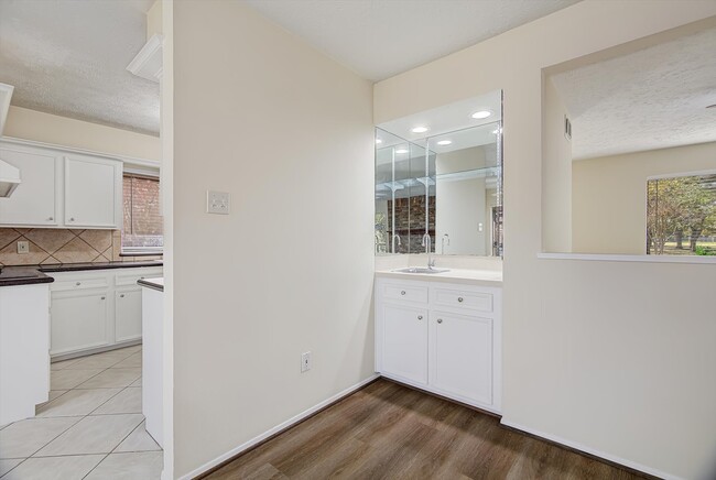 Building Photo - 2807 Planters St