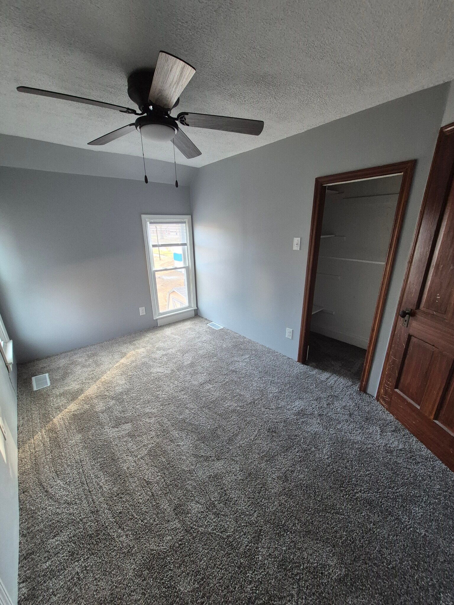 Building Photo - 302 Maple St