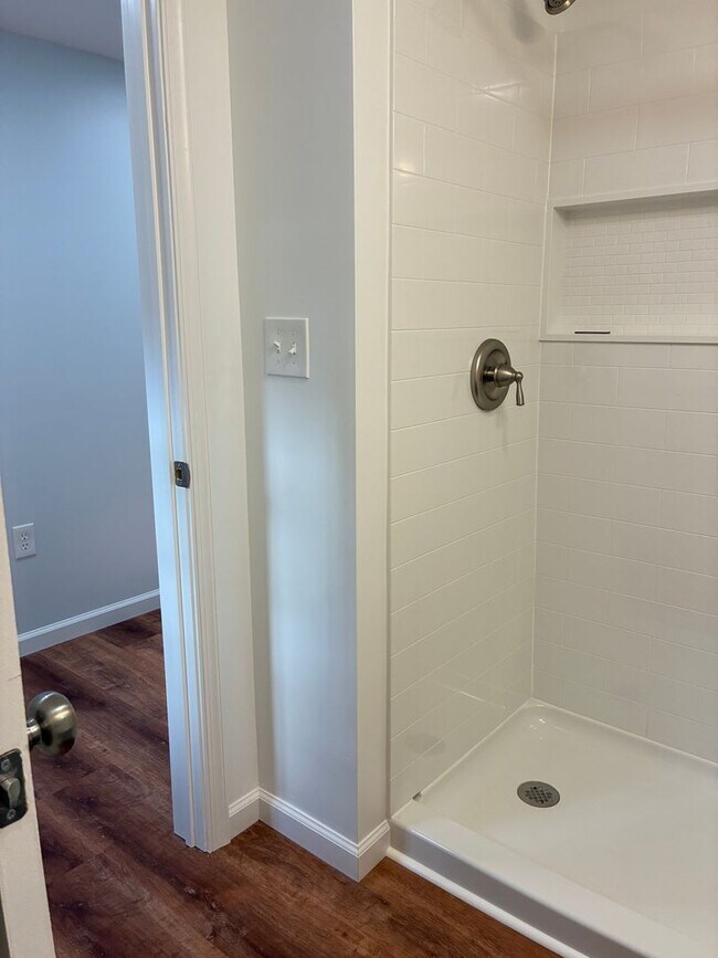 Building Photo - Spacious & Fully Renovated 4-Bedroom Home ...