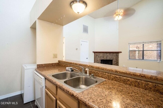 Building Photo - 1555 Common Dr