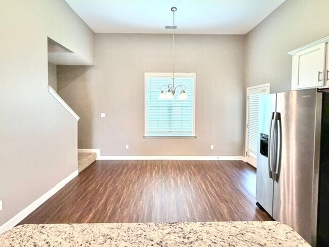 Building Photo - Now Leasing a 4-bedroom 3 bath home on Oakland