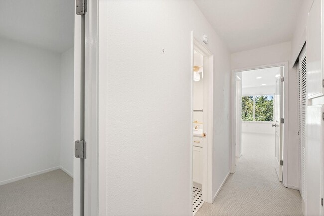 Building Photo - Updated 2BD/2BA Condo in North Portland! S...