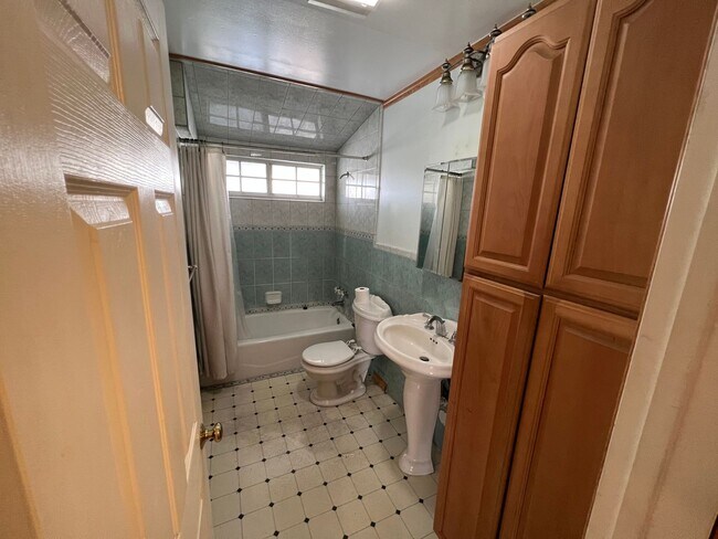 Building Photo - 3 Bed 2 Bath Home!