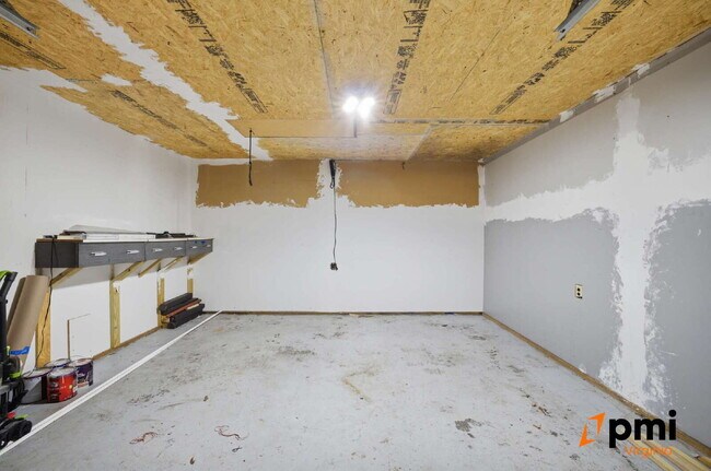 Building Photo - 3 BEDROOM 2.5 BATH WITH FENCED IN YARD AND DETACHED GARAGE FOR RENT IN NORFOLK!