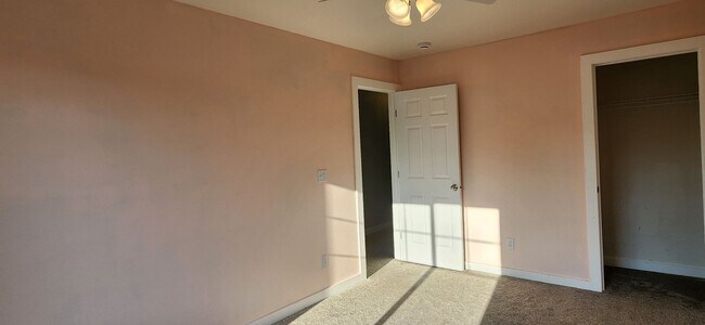 Building Photo - 5 bedroom 2.5 Bathroom single family home ...