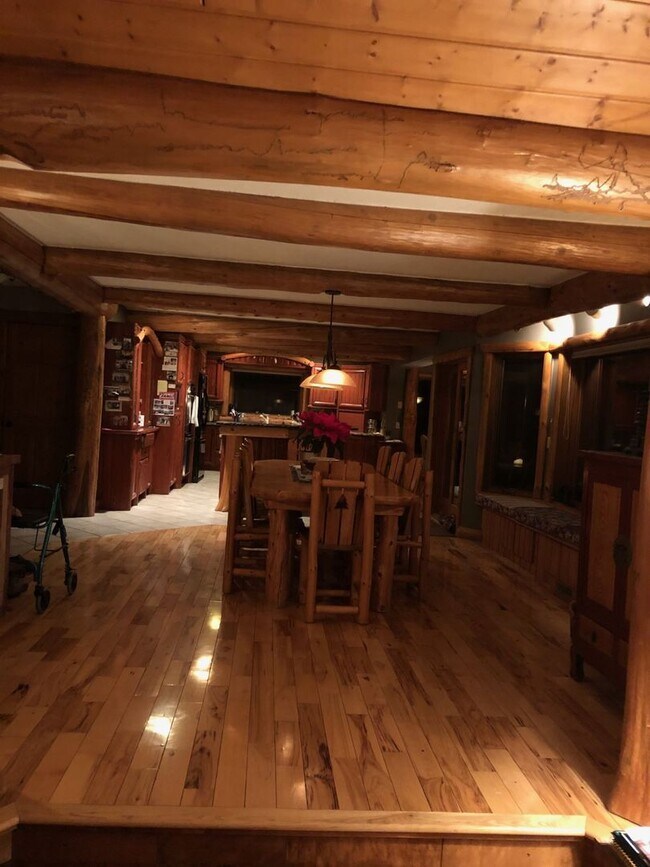 Building Photo - 4 Bedrooms, 3 Bathrooms Fully Furnished La...