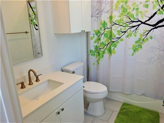 Building Photo - Gorgeous Condo in Desirable East Austin Lo...