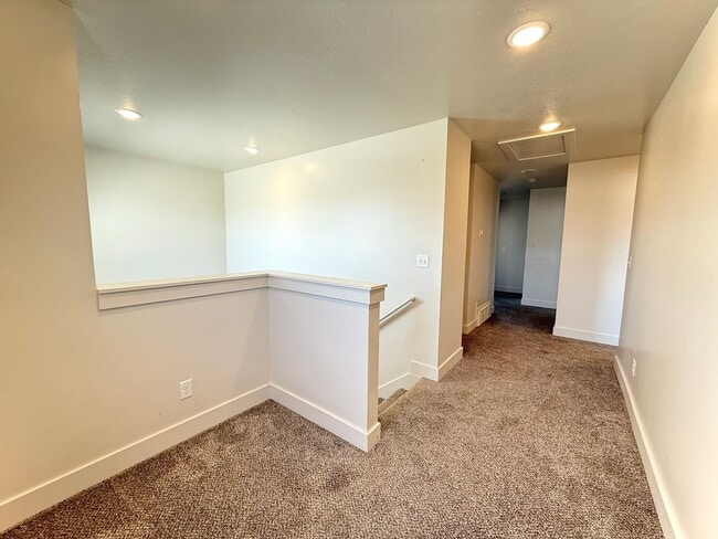 Building Photo - 4 bedroom 2.5 bath Plain City House