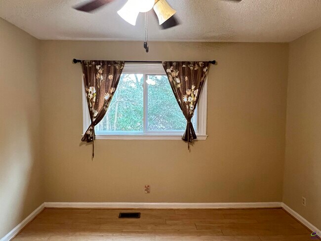 Building Photo - 212 Highland Dr