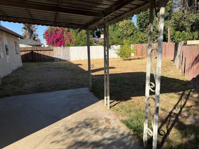 Building Photo - Newley Remodeled 3 BD 2 BA house with Big lot in SW Bakersfield