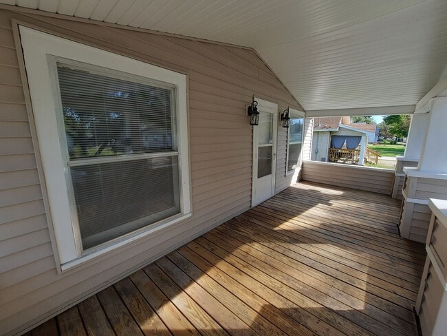 Building Photo - 2 Bedroom, 1 Bathroom home with hardwood!