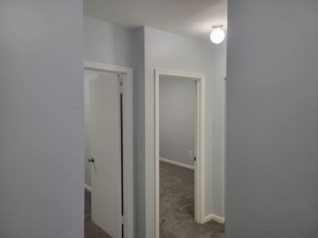 Building Photo - Spacious 3 BR/2 BA Townhome  in Greenway!