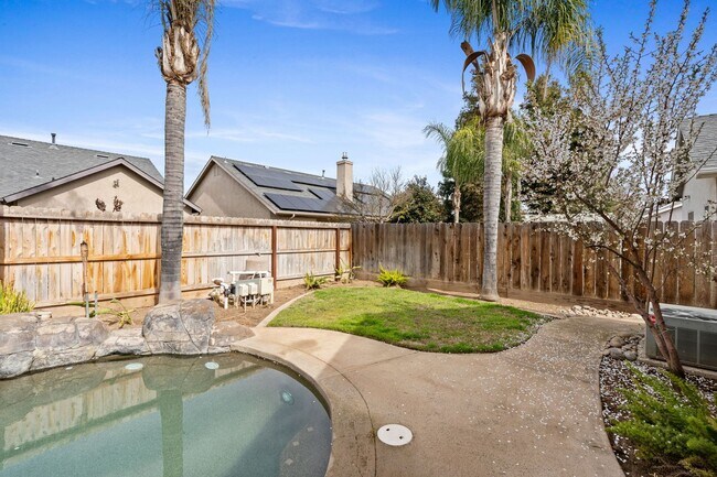 Building Photo - Gorgeous 3 bd. & 2 bath Home with a pool i...
