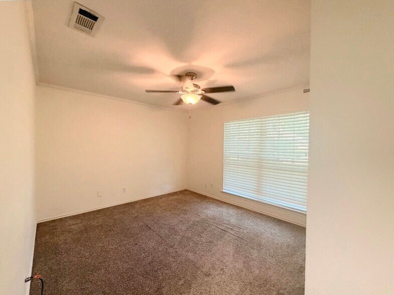 Building Photo - 3433 Lynbrook Dr