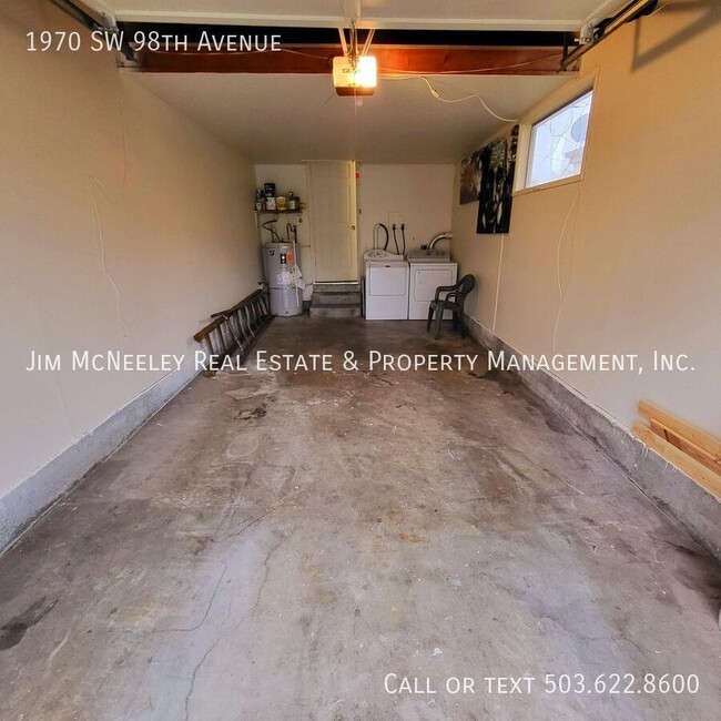 Building Photo - Remodeled 2-Bedroom Duplex with Bonus Room...