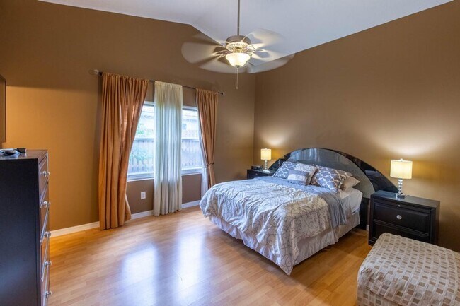 Building Photo - 10746 Oak Bend Way