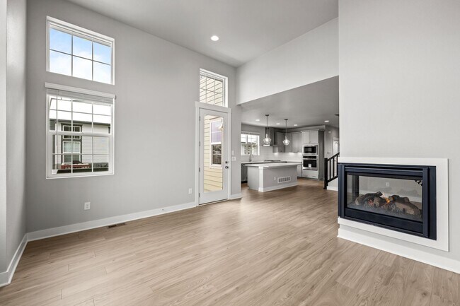 Building Photo - Spacious Family Home in Quiet Neighborhood