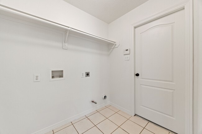 Building Photo - 910 Box Elder Dr