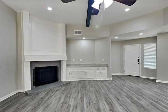 Building Photo - 8607 Pines Pl Dr