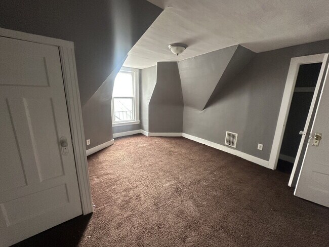 Building Photo - Stylish 3-Bedroom Unit with Private Entran...